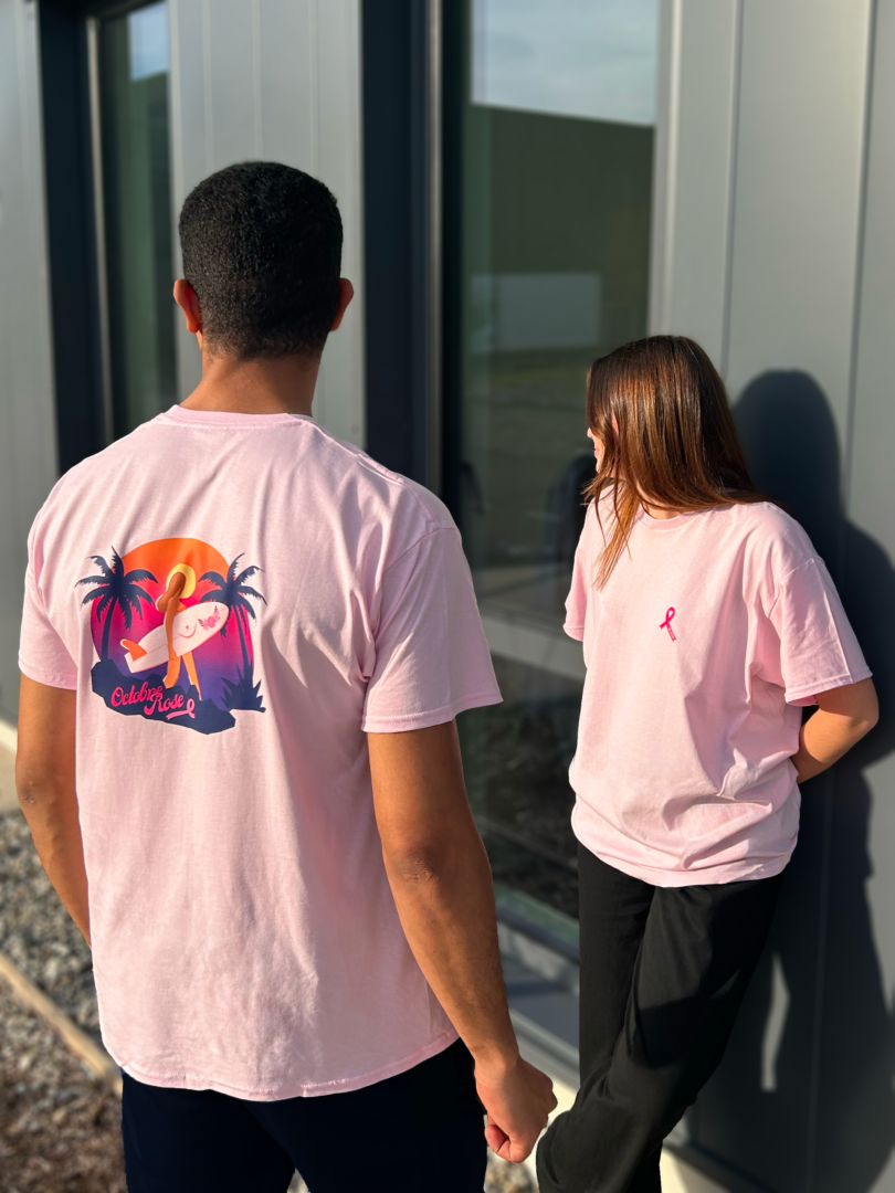 Groupe portant des t-shirts personnalisés roses avec un motif de palmier et ruban rose pour Octobre Rose, réalisés par My Serigraphy avec la méthode de Transfert pour l'association ACM Corpo à Montpellier.