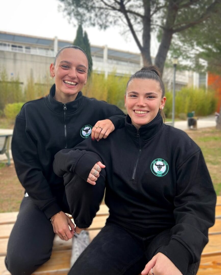 Deux étudiantes porte fièrement leurs vêtements personnalisé pour leur association étudiante