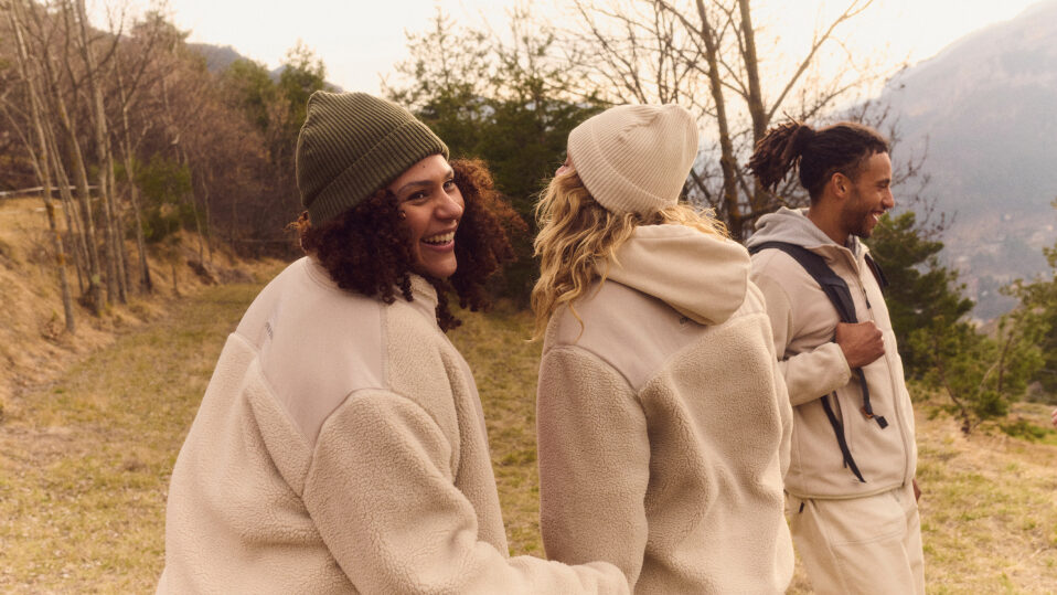 Cette photo montre une groupe de personne portant des vêtements coresponsable personnalisés