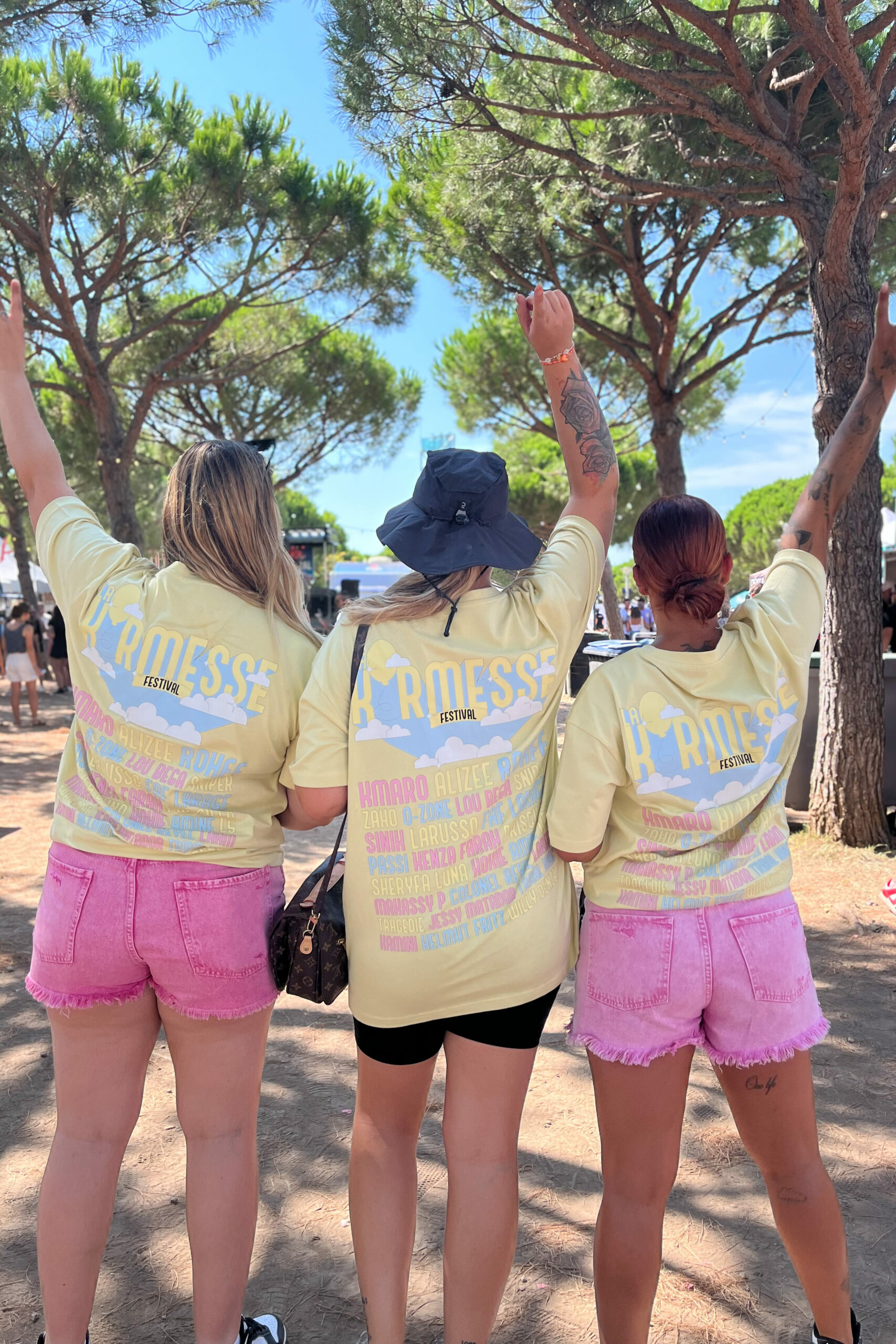 3 filles qui sont au festival "La Kermesse" cette photo met en avant l'impact des couleurs dans la personnalisation de textile, ce qui permet au lecteur de pouvoir choisi la palette idéal pour leur marque.