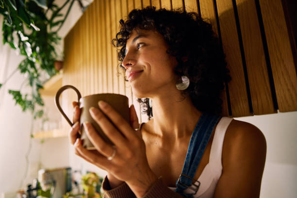 Personne utilisant une tasse pour montrer les goodies personnalisés