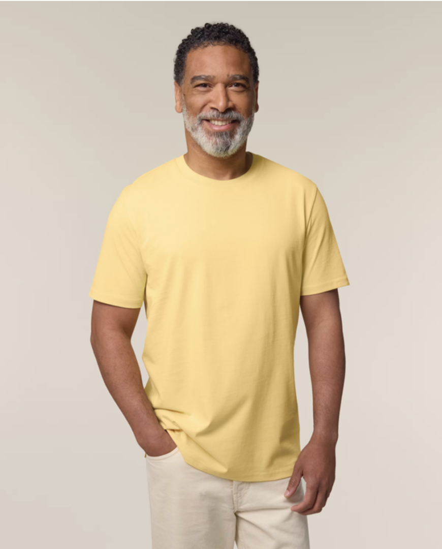 image d'une personne des t-shirt pour mettre en avant les textiles personnalisés pour l'été