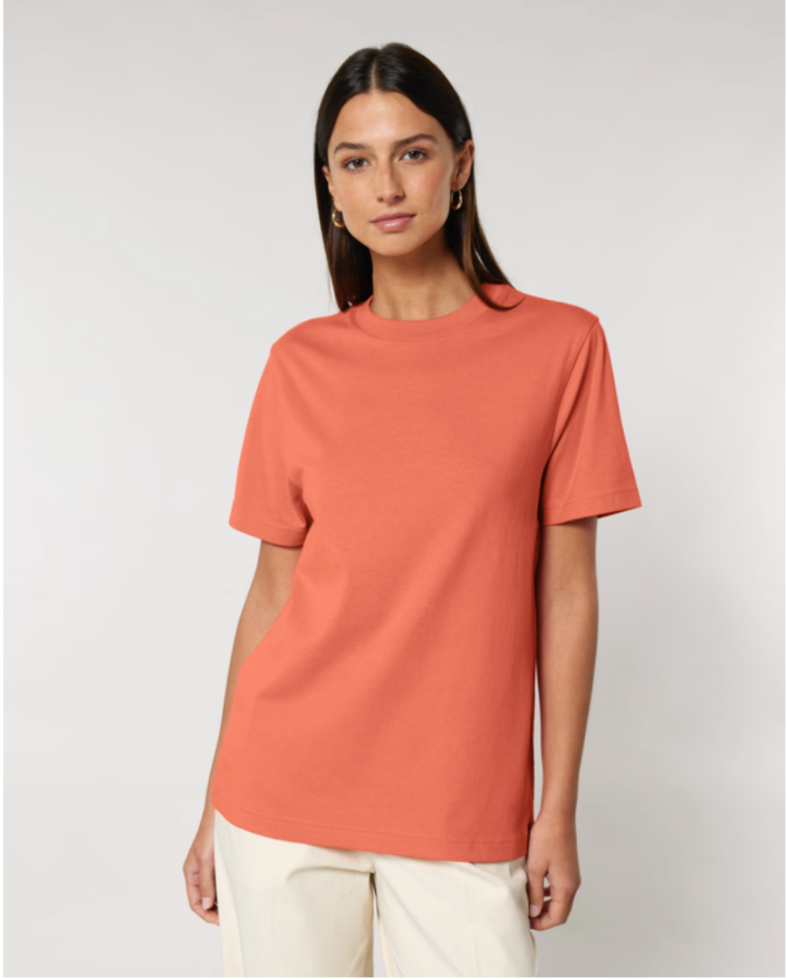 image d'une personne des t-shirt pour mettre en avant les textiles personnalisés pour l'été