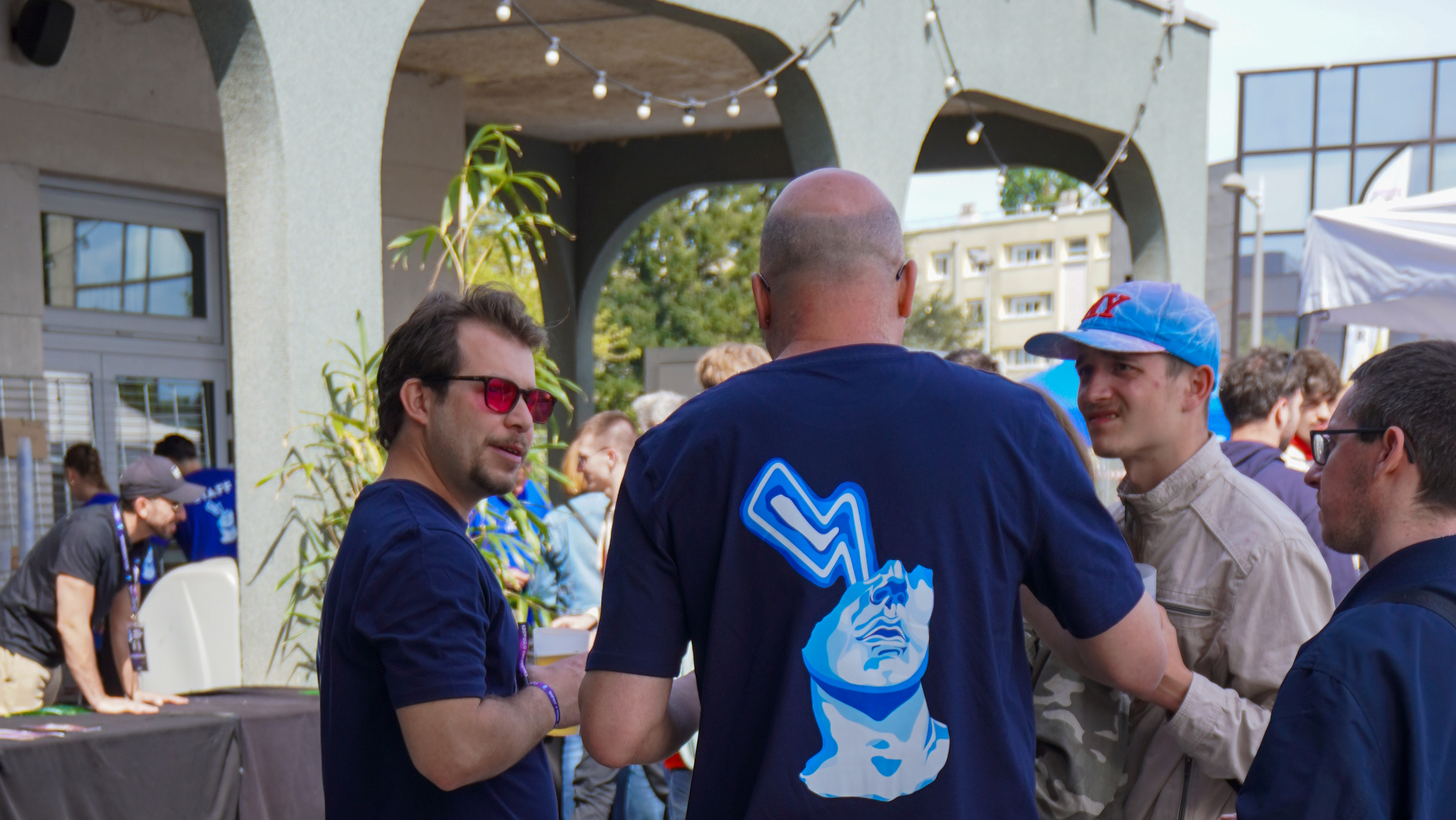 sur la photo on voit une personne portant un t-shirt personnalisé lors du festival chasseurs d'orages